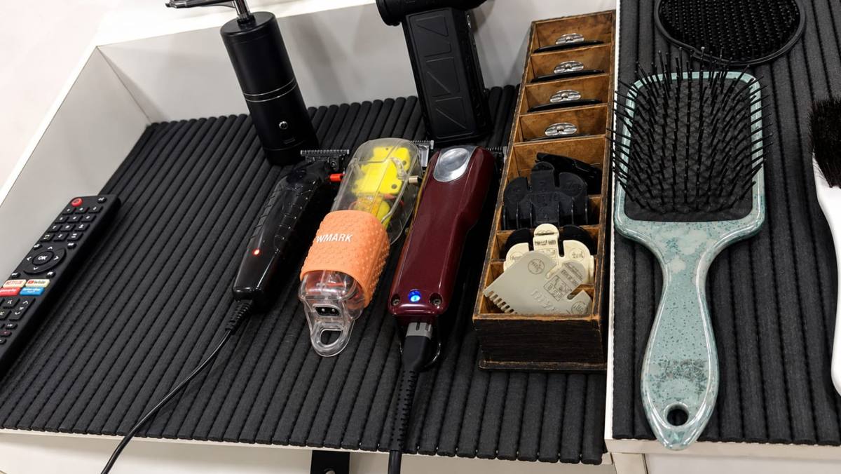Instrumentos de barbeiro organizados na bancada