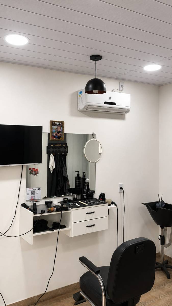 Interior da barbearia Angelo Cortes
